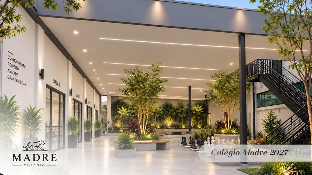 Corredor de salas de aula com jardim vertical